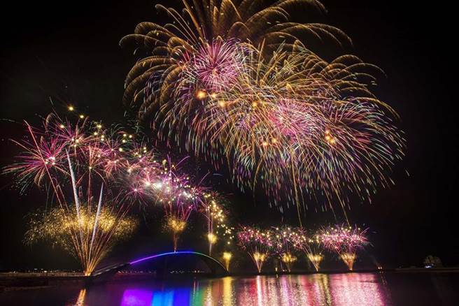 立荣假期澎湖花火节两天一夜机加酒最低$3,888元起，此活动今年将首度与通讯软体Line联名，Line Friends人气角色熊大、兔兔等将化身绚烂的烟火跃上天际，陪您欢庆佳节。（图／立荣假期提供）
