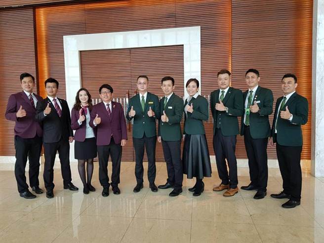 （住商不动产企画研究室经理徐佳馨(右四)12日与住商机构南台湾团队，在高雄召开房产记者会，左三为大家房屋企划研究室副理郎美囡。图／顏瑞田）
