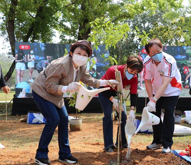 （台中市長盧秀燕(左1)12日與台積電董事長劉德音(右1)、台積電慈善基金會董事長張淑芬(中)，共同在后里森林園區，親手種下一顆「希望樹苗」。圖／劉朱松）
