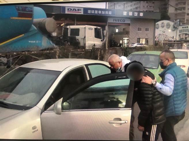 高雄34岁的庄姓女子遭遇诈骗，被骗取5张提款卡及家中的21件金饰，警方调带追人，逮到2名车手，并将他们移送法办。（翻摄画面／洪浩轩高雄传真）