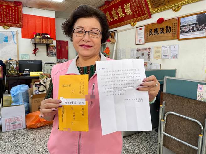 民进党台中市议员邱素贞表示，12日中午看到这封信时，除了满头雾水外，「直觉就是诈骗事件，根本就不用理」。（卢金足摄）