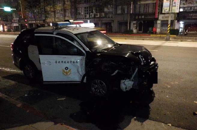 警车的右前车头毁损，所幸两名员警都未受伤。（翻摄照片／林郁平台北传真）