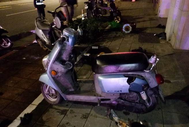 路边停放的机车也遭到波及。（翻摄照片／林郁平台北传真）