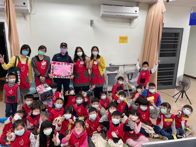 桃園市龜山區文華幼兒園老師帶領30餘位小朋友至大華派出所參訪，了解派出所警察平日的執勤內容。（警方提供／賴佑維桃園傳真）