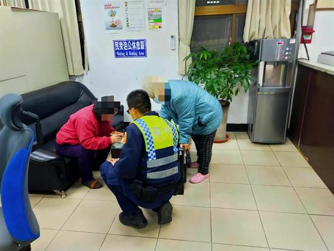 50歲老婦出門倒垃圾，卻忘了回家的路，所幸警方救援。（警方提供／賴佑維桃園傳真）