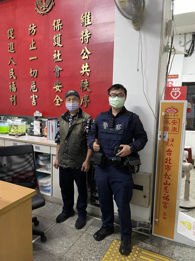 警方熱心協助民眾找回修車工具。（萬華分局提供，文：陳鴻偉）