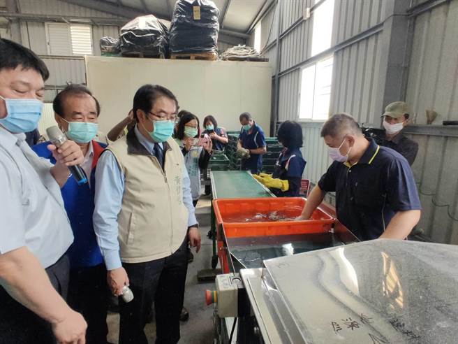 黃偉哲視察鳳梨水洗設備及處理流程。（劉秀芬攝）