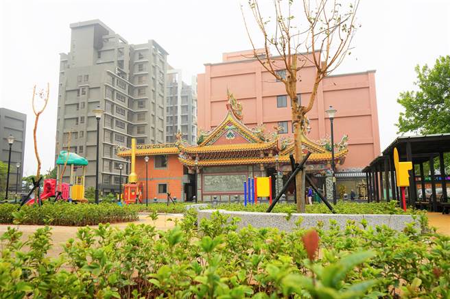 湖南公園是地方重要的活動場所，然而10年來的年久失修，部分庭園磚破損，矮牆崩壞，去年由新北市議員蔡淑君會勘改善，區公所近期改造完成，適逢植樹節，公所栽種11株阿勃勒和8000株灌木，打造阿勃勒黃金樹廊。(戴上容攝)