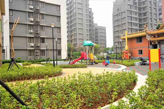 湖南公園是地方重要的活動場所，然而10年來的年久失修，部分庭園磚破損，矮牆崩壞，去年由新北市議員蔡淑君會勘改善，區公所近期改造完成，適逢植樹節，公所栽種11株阿勃勒和8000株灌木，打造阿勃勒黃金樹廊。(戴上容攝)