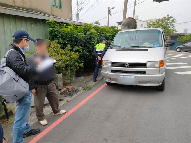 苗栗監理站會同苗栗縣警局員警，12日上午在竹南鎮超豐電子公司附近查獲白牌計程車。（苗栗監理站提供／謝明俊苗栗傳真）
