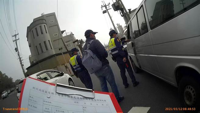 苗栗監理站會同苗栗縣警局員警，12日上午在竹南鎮超豐電子公司附近查獲白牌計程車。（苗栗監理站提供／謝明俊苗栗傳真）