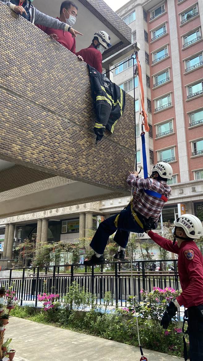 特別增加戶外動態體驗，如緩降機操作體驗、初期滅火體驗等。（姜霏翻攝）