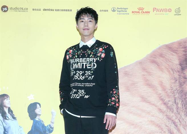 蔡凡熙飾演寵物溝通師，和貓咪「等等」互動逗趣。（粘耿豪攝）