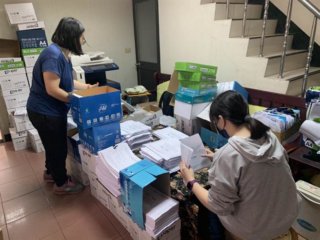 珍愛藻礁公投總部志工全心準備整理造冊。（黃婉婷攝）