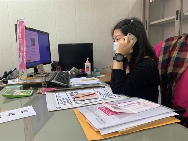 總部聯絡人陳逸樺電話接不停，忙著張羅大小事務，期能完美消化海量連署書。（黃婉婷攝）