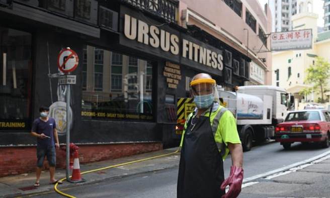 香港爆第5波疫情反彈，健身房數日內確診數已破百例，專家憂心擴散為社區感染，要求加強追蹤，避免疫情如山林大火般擴散。（圖／星島日報）