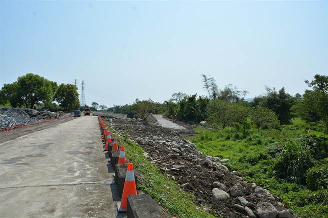 九河局今年進行木瓜溪華隆護岸及初英一號堤段的河川環境改善工程，長約2300多公尺，施工過程兼顧防洪安全、環境營造並與在地生態結合，未來也將成為吉安鄉環鄉自行車道。（王志偉攝）