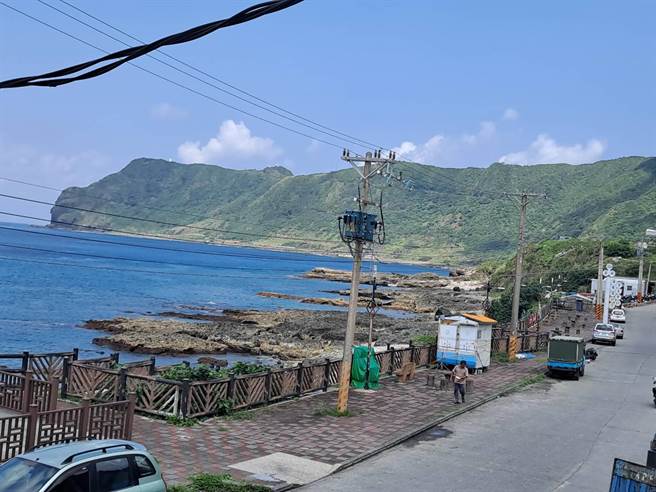台电公司近期在兰屿进行电缆线地下化工程，用电稳定不断电、无遮蔽海景让居民都很期待。（蔡旻妤摄）