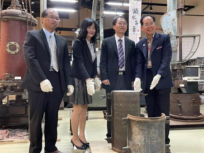 高雄科工館12日舉辦「識水年華－水利防災文物展」，讓民眾一覽曾文水庫建設的時代背景，同時呈現試驗儀的考究成果，讓民眾認識水庫避洪減災的基礎建設，並正視節水行動的重要性。（洪浩軒攝）