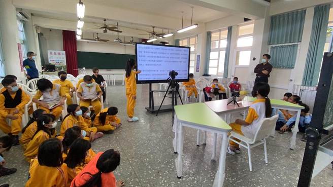 坐拥全台最美童话森林系图书馆的彰化大村村东国小，近日为推广阅读打造好书频道，还请来电视台主播教小朋友播报技巧，未来将在校内分享好书、报导好书阅读心得。（谢琼云摄）