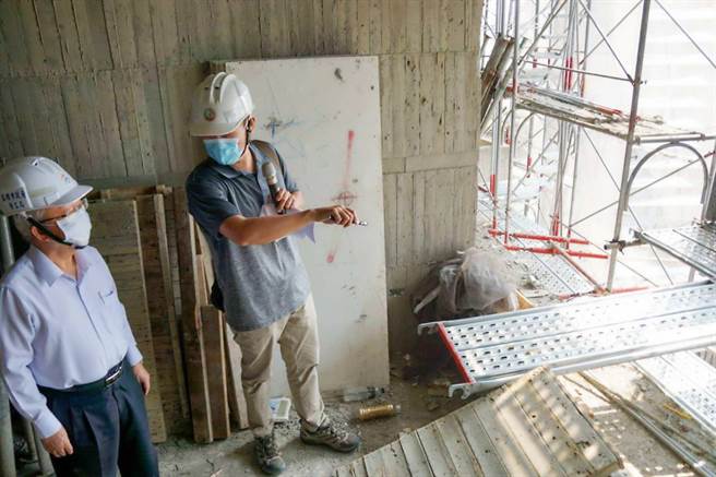高市勞工局長李煥熏（左）12日帶隊突擊勞檢三民區一處新建案，查獲12處缺失，開罰24萬元。（高市勞工局提供／柯宗緯高雄傳真）