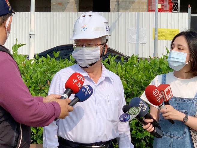 高市勞工局長李煥熏（中）12日帶隊突擊勞檢三民區一處新建案，查獲12處缺失，開罰24萬元。（柯宗緯攝）