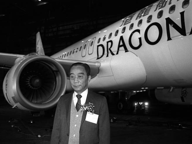 曹光彪是浙江寧波知名企业家，以毛纺起家，曾带头创办首家港人经营的港龙航空。港龙于2006年被国泰全资收购，2020年停止营运。（图／港龙航空）
