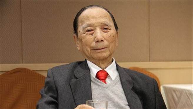 曹光彪1920年出生在上海，祖籍浙江寧波鄞县，是香港着名的纺织企业家。他现实生活低调务实。他将自己的成功经验总结为两条：一「不生气」，二「吃亏是福」。（图／网路）