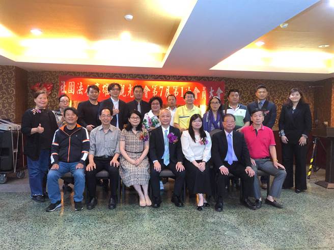 御宿旅館集團總裁劉坤福（前排中）連任高市觀光協會理事長。（柯宗緯攝）