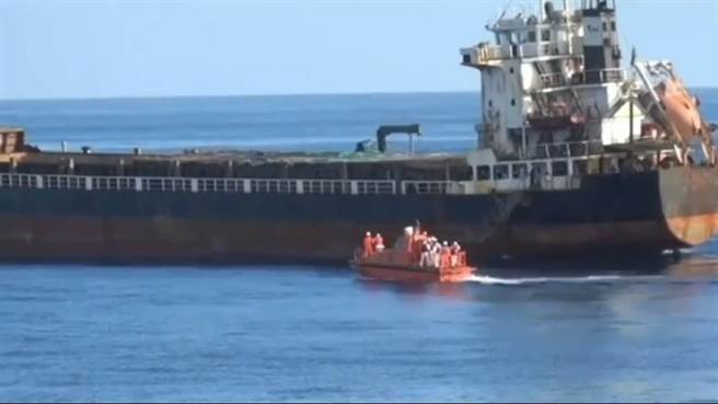 1艘西非多哥共和国籍杂货轮「通航6号」，由柬埔寨经东沙岛海域，预订来台靠航，海巡署南部分署第五岸巡队据报，该货轮船舱满载私菸，在海上拦截通航6号，由高雄舰戒护回高雄港，查获船上共载运163万多包私菸，估计市值上亿元，全案交由高市财政局处理裁罚。(翻摄照片／刘宥廷高雄传真)