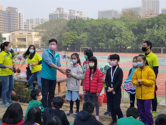 桃园市议员黄家齐协助文山国小办植树节活动，期盼在学生心里种下绿色的种子。
