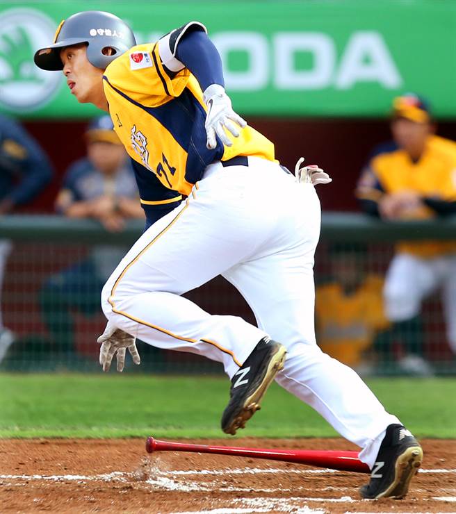 中信兄弟杜家明首度以野手身分挤进开季一军名单。（资料照，范扬光摄）