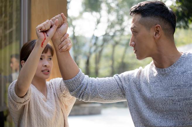 叶星辰拍接刀戏当场把刀折断。（东森提供）