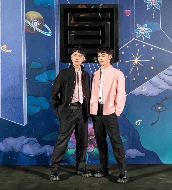 展榮（左）、展瑞受邀台北時裝週看秀。（華納提供）