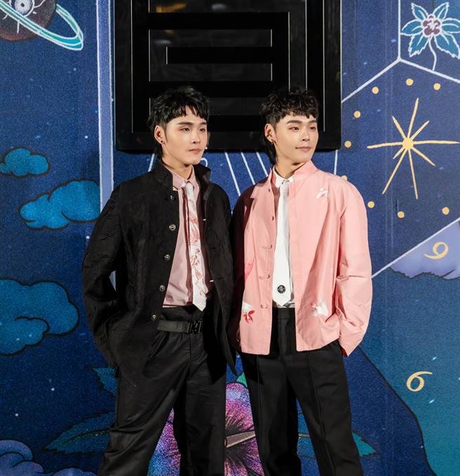 展榮（左）、展瑞受邀台北時裝週看秀。（華納提供）