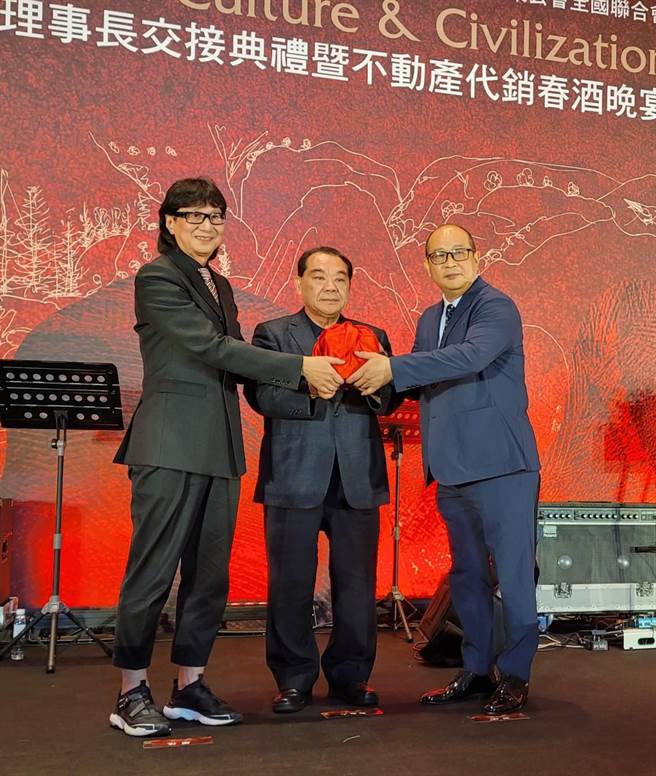 中华民国不动产代销经纪商业同业公会理事长今日交接，由谢坤成出任第五届理事长。(王莫昀摄)