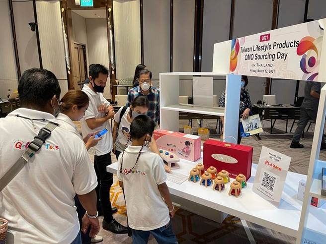 （泰国知名玩具代理商派出採购团队与玩具体验员至现场试玩。图／贸协提供）
