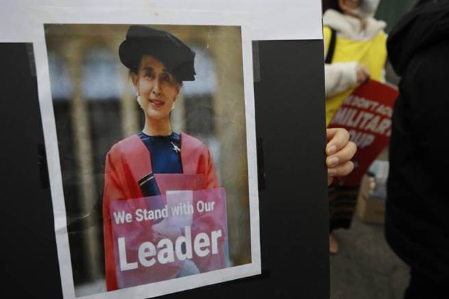 翁山苏姬的律师表示，军政府指控翁山苏姬贪污「毫无根据」。图为翁山苏姬的支持者上街为她助阵。（图/美联社）