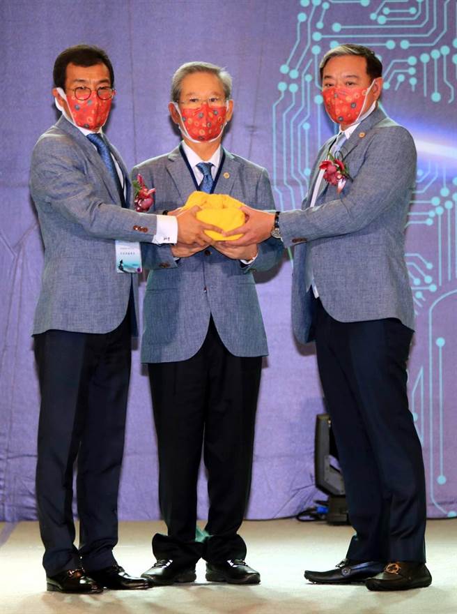 在創會會長吳永豐(中)監交，宏佳騰董事長鍾杰霖(右)接棒桂盟國際董事長吳盈進，任億載會十九屆會長。（圖／陳惠珍）