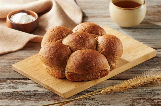 熟麩手撕餐包，採用熟麩麵糰，有常見的圓形餐包，以花形為底，藉此增加產品的溼潤度，每包約166g，39元。（全聯提供）