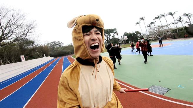 江宏杰穿上健康步道鞋跑步，痛到哇哇大叫。（三立提供）