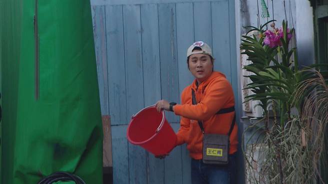 王仁甫拿起路边的粪水当挡箭牌。（中视提供）