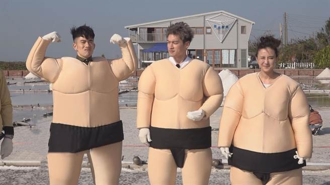 眾人穿上相扑装在盐田里大比摔角，左起纪言恺、许孟哲、何妤玟。（中视提供）