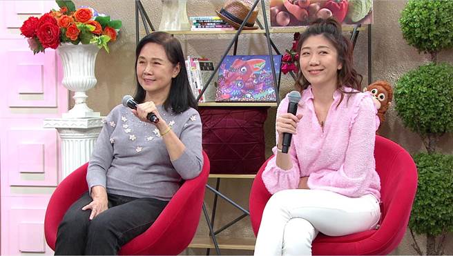 哈妈妈感激媳妇瑄瑄帮儿子减重，也对瑄瑄疼爱有加。（年代提供）