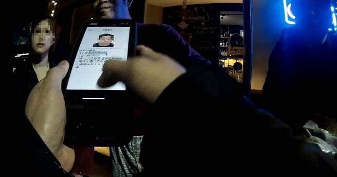 員警透過MPOLICE人臉辨識系統確認老翁的身分，查出其住處後護送他返家。(翻攝照片／林郁平台北傳真）