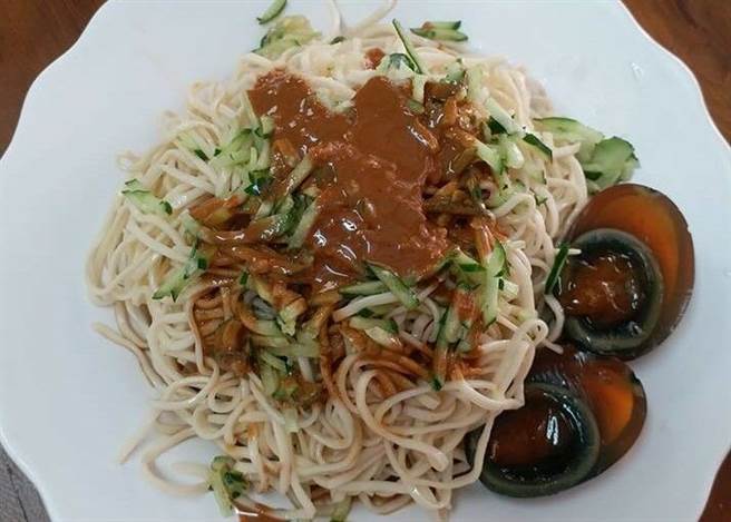 老板娘李春华私房吃法凉麵加皮蛋，味道蛮搭的。(郭韦绮翻摄)