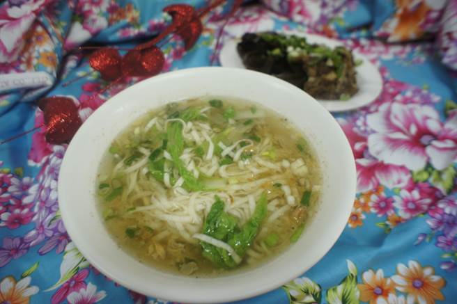阳春麵是老饕麵食馆的人气餐点，以大骨熬煮的清汤加上油葱香味，清香可口又能饱食。（冯惠宜摄）