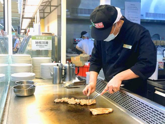 愛買表示，透過「設置防疫在家煮專區」和「代客料理消費體驗」等推波助瀾，推升去年「永續食物」生鮮相關商品銷量年成長15％。（圖／業者提供）