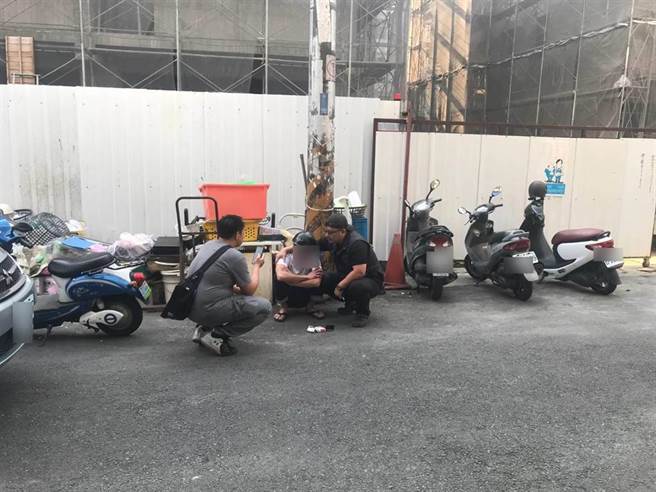 台中市一名李姓男子（中）涉嫌恐嚇北捷與台中市府，警方五小時內抓到人。（民眾提供／盧金足台中傳真） 