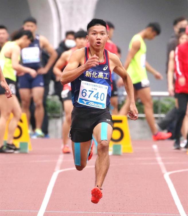 新化高工短跑好手魏浩伦拿下青年杯全国田径锦标赛100公尺、200公尺双料金牌。(新化高工提供／刘秀芬台南传真)